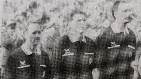 Schiedsrichter Günther Holz aus Lauingen (links im linken Bild) war beim DFB-Pokalfinale 1994 zwischen Werder Bremen und Rot-Weiß Essen als Linienrichter im Einsatz. Neben ihm Referee Manfred Amarell (Mitte) und Linienrichter-Kollege Kurt Ertl. 