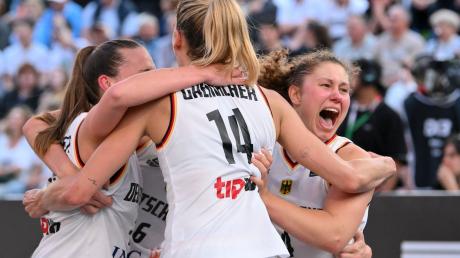 Die deutschen Spielerinnen feiern ihren 19:17-Sieg gegen Ungarn.