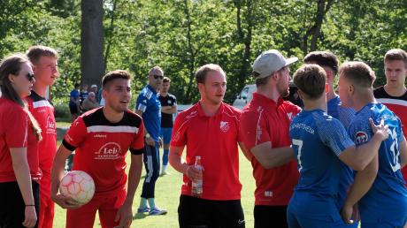Nicht immer einer Meinung zum Geschehen waren die Protagonisten beim Stadtteil-Derby zwischen den SV Kicklingen-Fristingen (rot) und Gast BC Schretzheim (Blau). Immerhin trennte man sich am Ende „schiedlich-friedlich“ mit einem 1:1-Unentschieden. 