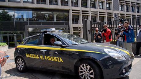 Die italienische Finanzpolizei hat das Hauptquartier des lokalen Organisationskomitees wegen Verdacht auf Korruption untersucht.