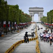 Tour de France 2024: Infos rund um die Etappen, den Zeitplan und die Termine eines der wichtigsten Radrennens der Welt. Die Ziel-Etappe findet dieses Jahr allerdings nicht in Paris, sondern in Nizza statt.