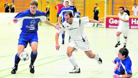 Der FC Stätzling (weiß) setzte sich im Halbfinale gegen den VfL Ecknach mit 2:1 durch - dabei hatten die Ecknacher mit 1:0 geführt und auch die dicke Chance zum 2:0 gehabt. 