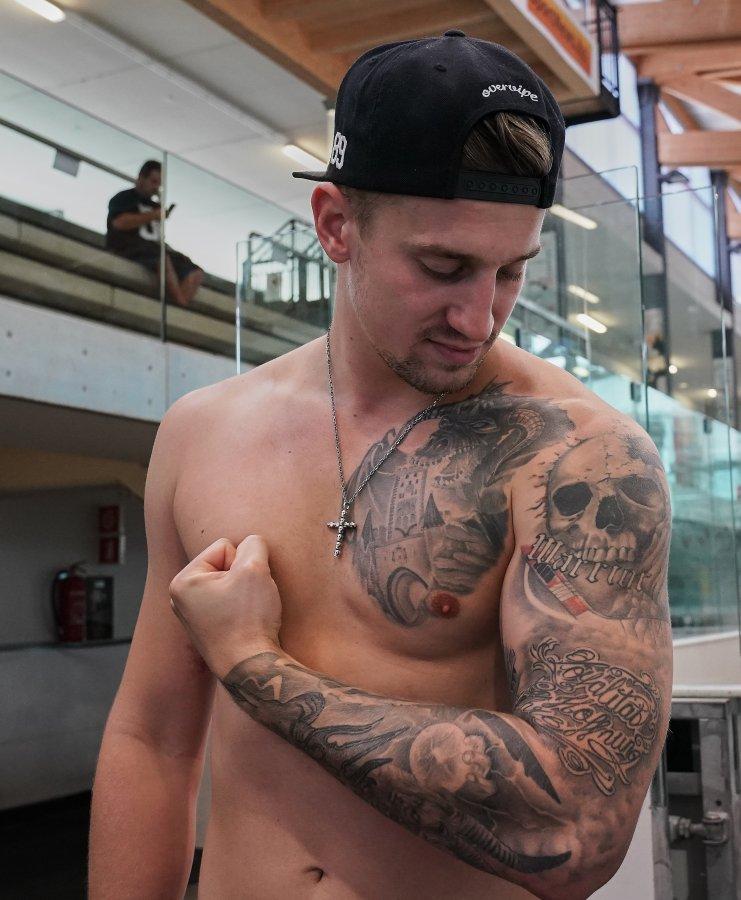 Brust tattoo mann totenkopf.