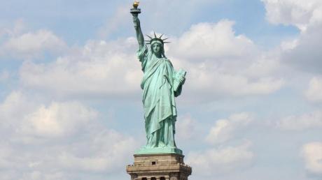 Seit Mittwoch ist die die Freiheitsstatue in New York wieder begehbar. Nach dem Hurrikan Sandy war Liberty Island verwüstet - Lady Liberty überstand den Sturm jedoch unbeschadet.
