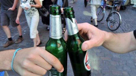 Viele Jugendliche kennen bei Alkohol keine Grenze. So ist die Zahl der «Komasäufer» gestiegen. (Bild: dpa)
