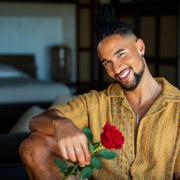 Das ist der "Bachelor" 2023: David Jackson. Welche Kandidatinnen wollen ihm die Rosen entlocken? Hier erfahren Sie es.