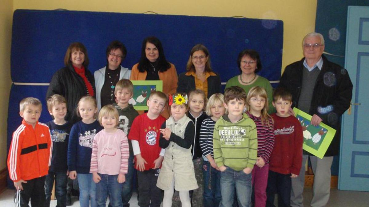 Zeller Schulchronik bringt Spende für Kindergarten und Schule ...
