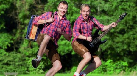 Die "Brugger Buam" Thomas (links) und Markus aus Alsmoos, Landkreis Aichach-Friedberg, sind seit zehn Jahren mit volkstümlicher Musik erfolgreich.
