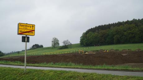 Am Ortsausgang zwischen Holzheim und Eppisburg befindet sich das Neubaugebiet „Am Hartholz“. Dort werden archäologische Ausgrabungen gemacht. 