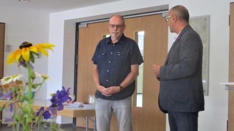 Bürgermeister und Schulverbandsvorsitzender Stephan Herreiner (rechts) verabschiedete Gerald Schmieder nach 16 Jahren als Hausmeister an der Grund- und Mittelschule in den Ruhestand.  	