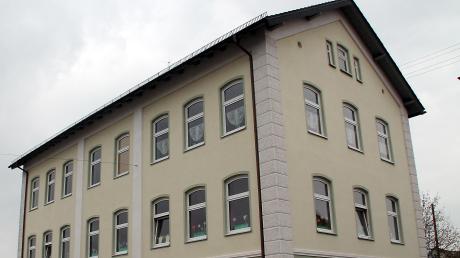 In der alten Schule in Aislingen ist derzeit ein Kindergarten untergebracht. Dort könnte auch eine Kita entstehen. 	
