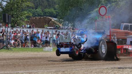 Die Veranstalter hatten mit rund 1000 Besuchern gerechnet. Es wurden rund 4000 Zuschauerinnen und Zuschauer, die sich das „Tractor Pulling“ in Holzheim nicht entgehen lassen wollten. 