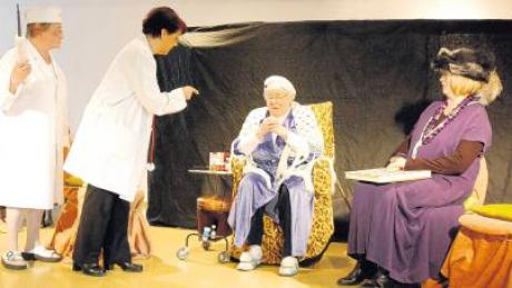 Mit großem Beifall quittierten die MS- und Schlaganfall-Selbsthilfegruppen die Inszenierung „Die eingebildete Kranke“ vom VHS-Seniorentheater im Kloster der Dominikanerinnen in Landsberg.  