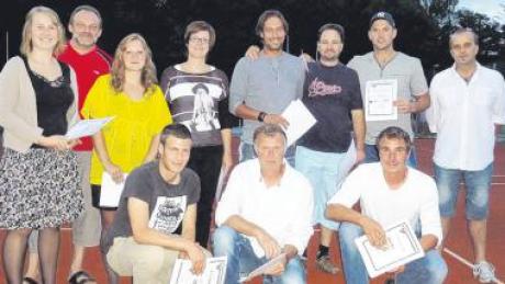 Die Sieger der Tennisvereinsmeisterschaften des TSV Finning freuen sich über ihre Ergebnisse.  