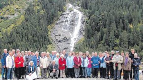 Die Pilgergruppe genoss die Fahrt ins Stubaital. Im Hintergrund der Grawa-Wasserfall.  
