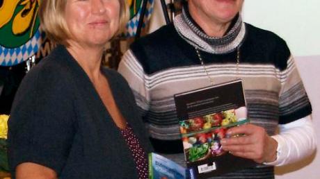 Von links: Karin Clausen und Sonja Fichtl erhielten ein Buch. 