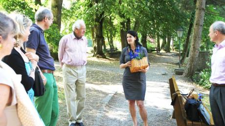 Stephanie Bucher organisierte die Klausur des Rotary Clubs Greifenberg-Schondorf mit. Das Bild zeigt sie mit Klubfreunden im Garten beim Exerzitienhaus. 