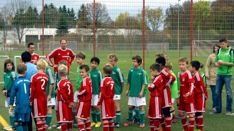 Die E-Jugend-Kicker des TSV Finning durften gegen den FC Bayern antreten. Organisiert hatten das Spiel die beiden Trainer Mario Greis und Quirin Hiefner. 
