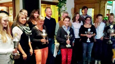 Mit Pokalen wurden die Meister im Kreisreiterverband Landsberg-Weilheim ausgezeichnet.  

