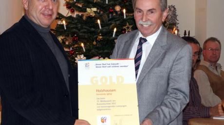 Bürgermeister Günter Först (rechts) überreichte Norbert Mayr die Urkunde für die Goldmedaille beim Kreisentscheid des Dorfwettbewerbs. 
