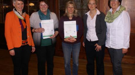 Die Geehrten und Gratulanten (von links): Elke Moos, Renate Ziller, Sabine Eichenseer, Ulrike Heinz, Renate Wanner. 
