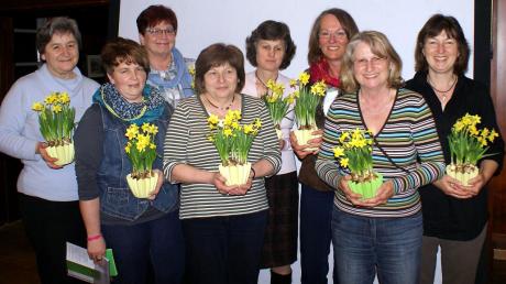 Acht Damen des Finninger Obst- und Gartenbauvereins nehmen am Gartenpflegerkurs des Kreisverbands teil.  

