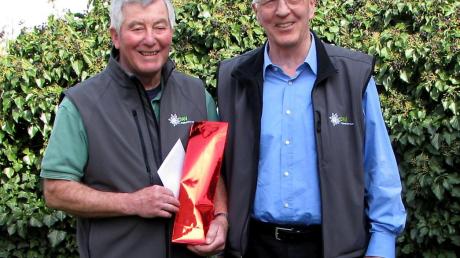 Seit 60 Jahren arbeitet Herbert Fuhrmann (links, mit Vorsitzendem Erwin Stolz) in der Alpenvereinssektion Landsberg mit und wurde jetzt zum Ehrenmitglied ernannt. 
