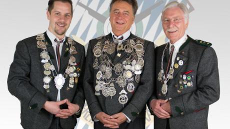 Das Bild zeigt (von links) Pistolenkönig Florian Gollinger, Schützenkönig Rainer Schrecker und Seniorenkönig Frank Herbst.  

