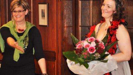 Moderatorin Dagmar Bleicher (links) mit Regina Pfeiffer, die mit ihrem klaren Sopran das Publikum als Frühlingsgöttin erfreute. 
