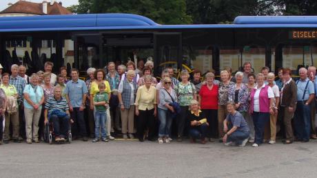 Vor ihrem Reisebus stellten sich die Teilnehmer des Ausflugs des Denklinger Gartenbauvereins nach Nymphenburg zum Gruppenfoto auf.  


