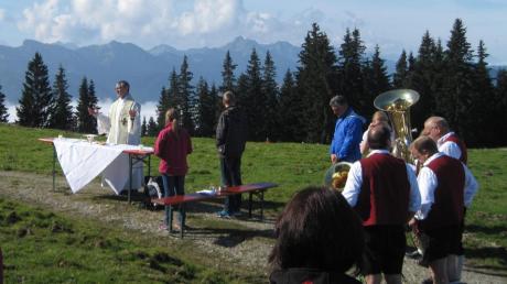 Auf dem Hörnle bei Bad Kohlgrub feierte die Pfarreiengemeinschaft Penzing-Weil ihre Bergmesse.  

