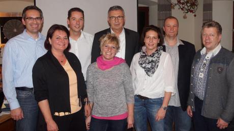 Das Foto zeigt (von links) den neuen Vorstand des Freizeitvereins Holzhausen: Thomas Böck, Brigitte Steinbrink, Stefan Söldner, Pia Lederle, Hannes Schneider, Pamela Seitz, Robert Schuster und Norbert Mayr. 
