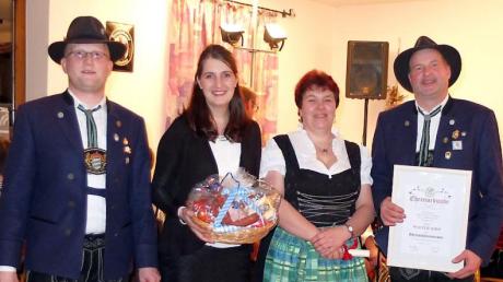 Ehrungen standen auch an, im Bild von links: Tobias Harrer, Silvia Schmid-Gottwald, Marlies und Walter Dirr, der für seine 24-jährige Tätigkeit als Schützenmeister zum Ehrenschützenmeister ernannt wurde. 
