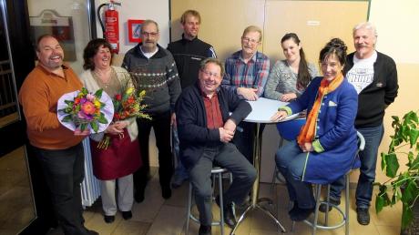 Der SV Reichling verabschiedete seine Wirtsleute Gabi und Hans Metzger (mit Blumensträußen), auf dem Bild sind außerdem Bürgermeisterin Margit Horner-Spindler und die neu gewählten Vorstandsmitglieder zu sehen.  

