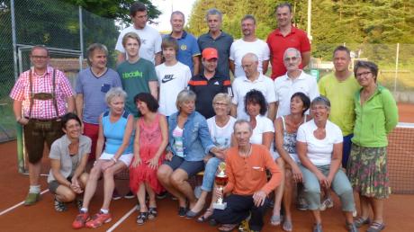 Nach der Siegerehrung postierten sich alle Teilnehmer am Fuchstalpokal der Tennisspieler. 	