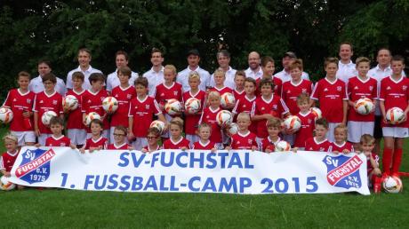 Teilnehmer und Organisatoren des Fußballcamps des SV Fuchstal. 	