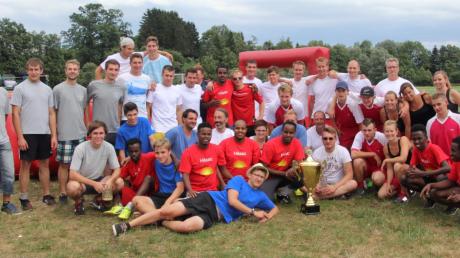 Unser Bild zeigt die teilnehmenden Teams des Finninger „Lebend-Kickerturniers“ nach der Siegerehrung. 	