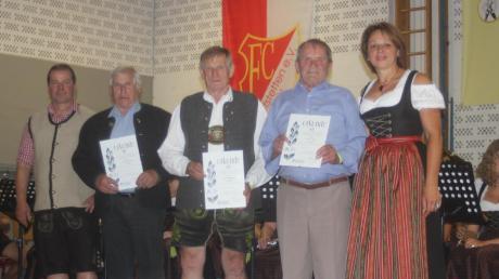 Vorsitzende Karin Welzmiller (rechts), Zweiter Vorsitzender Robert Riedenauer (links) und die Geehrten Andreas Weber (Zweiter von rechts), Josef Sanktjohanser (Zweiter von links) und Otto Sanktjohanser (Dritter von rechts). 