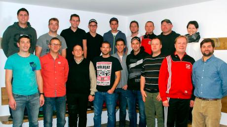 Die ehemaligen und die neuen Mitglieder der Fußballabteilung beim Sportverein Fuchstal.  	