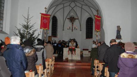 Die beiden neuen Kirchenbanner, die der Denklinger Fraunenbund gestiftet hat, wurden von Dekan Oliver Grimm in der Osteraufkirche geweiht. 	