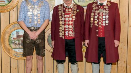 Von links: Jugendkönig Niklas Riedenauer, Schützenkönig Ludwig Schubert, Pistolenkönig Michael Lindner. 	