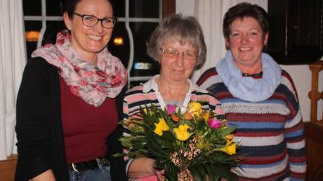 Seit 40 Jahren gehört Gertraud Rudolf (Mitte) dem Vorstand der Leederer Garten- und Naturfreunde an. Ihr gratulieren Brigitte Bär (links) und Luise Bermann.  	