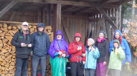 Die Teilnehmer an der Winterwanderung des Alpenvereins Kaufering waren (von rechts): Annegret Wallenda, Irmtraud Große-Lindemann, Martina Georges, Margarethe und Ernst Schulz, Georg Strasser, Ewald Kloft, Ocke Hinrichsen. 	