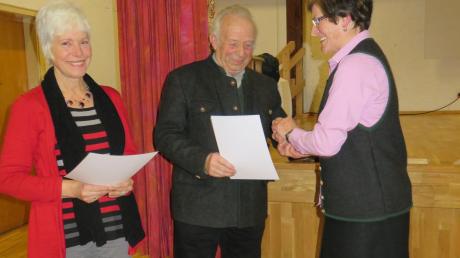 Irmgard Harupa und Franz Mohrenweiser wurden für 40 Jahre Mitgliedschaft geehrt. Rechts: Sonja Fichtl.  	