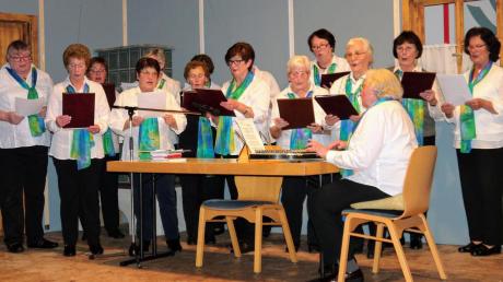 Der Frauenbundchor gestaltete die Feier zum 70-jährigen Bestehen mit. 	 	