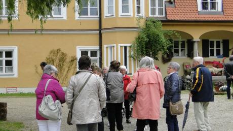 Die Echinger Senioren vor dem Schloss Blumenthal. 	