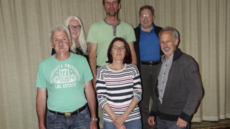 Der neue Vorstand, von links vorne: Alexander Graf, Harriet Knab, Hermann Jahl. Dahinter v. li.: Ute Steininger, Mathias Graf, Willi Leyer. 