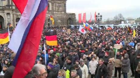 Bei der Pegida-Demonstration in Dresden gab es erstmals weniger Zulauf. Nur rund 17 000 Menschen demonstrierten für die islamfeindliche Organisation. 