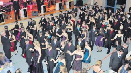 Ein schönes Bild: 50 junge Paare der Anton Rauch-Realschule Wertingen zeigten beim Abschlussball, was sie im Tanzkurs gelernt haben. 