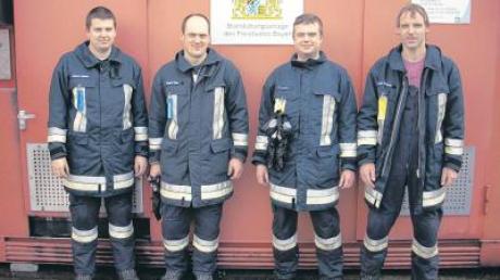 Andreas Hörmann, Karl Briegel, Martin Fendt und Robert Kraus von der Feuerwehr Unterthürheim tragen im Ernstfall Atemschutzgeräte. Jetzt bildeten sie sich im Brandschutzcontainer in Neu-Ulm weiter. 